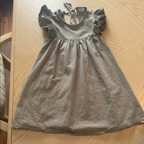 Daisy Delani And Co. Other - Girls Ruffle-Sleeve Cotton Dress in Taupe 💜